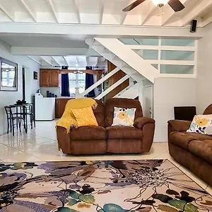 cheerful-2-bedroom-townhouse-with-free-parking-in-new-kingston.hotelsochorios.net/
